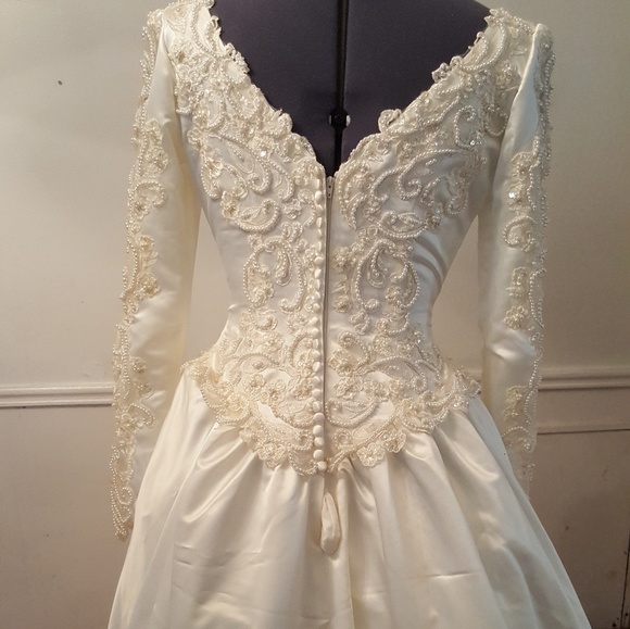 Cream beaded wedding dress - Picture 2 of 8